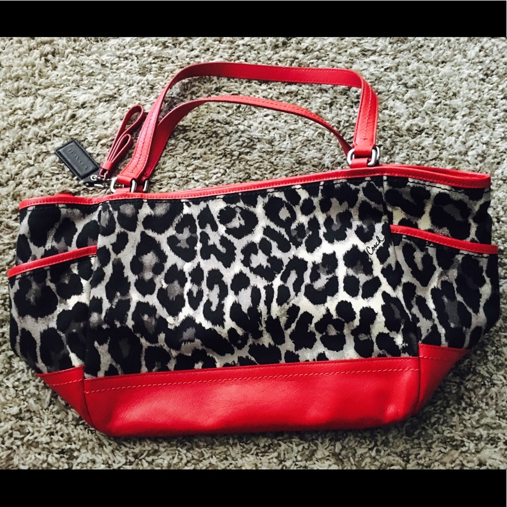 Coach purse, med-lrg size AMAZING condition!